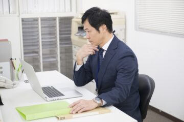 PCを見つめる男性