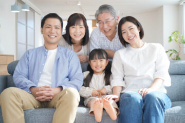 笑顔の三世帯家族
