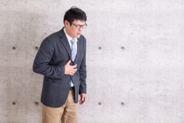 お腹を押さえる男性
